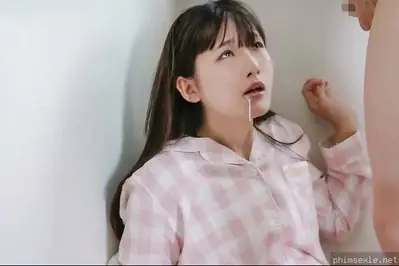 Anak laki-laki keberuntungan yang kikuk meniduri sepupu remaja yang cantik - Klimaks