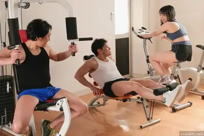 Gadis polos yang hilang di gym diperkosa oleh anak laki-laki ayam besar