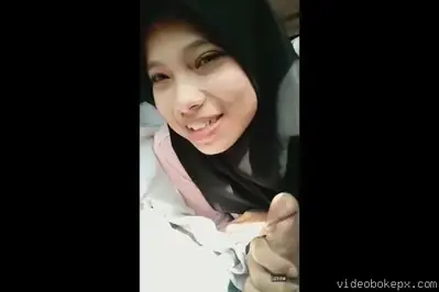 Jilbab Hitam BJ Kontol di Mobil Sampe Crot Mulut