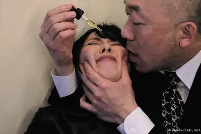 Memberikan obat perangsang kepada agen wanita ketika dia tertangkap.