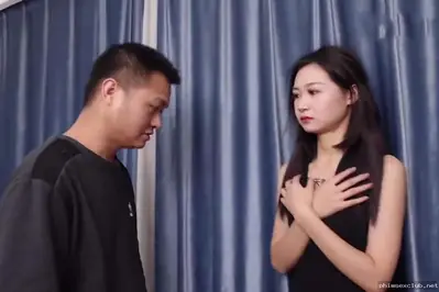 Tukang perbaikan komputer yang beruntung akhirnya bisa mendapatkan gadis pemilik rumah yang cantik.